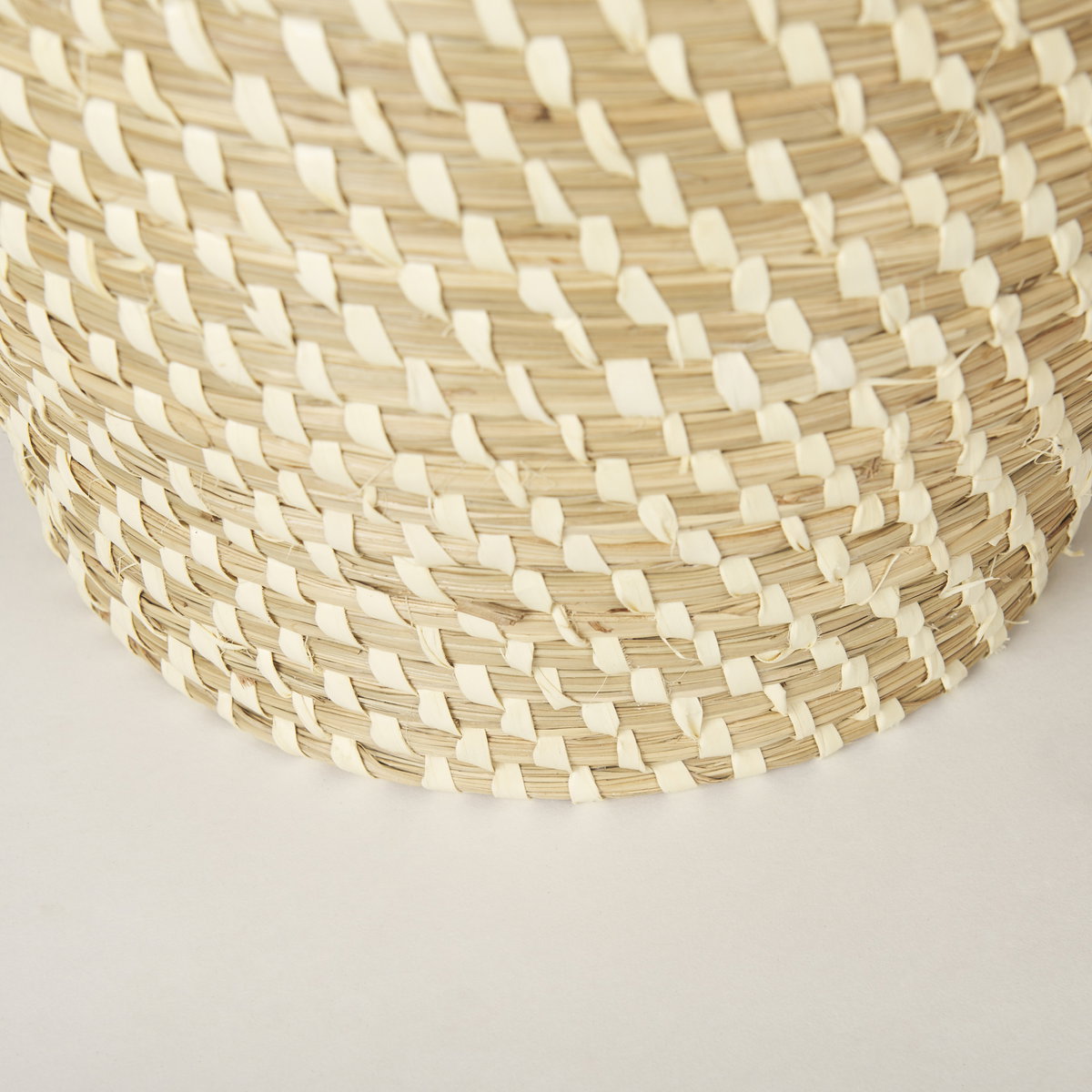 Kalopa Set of 2 Seagrass Floor Baskets with Flat Handled Lid, Bins & Basket by Mercana, 13" length x 13" width x 15.7" height View 10