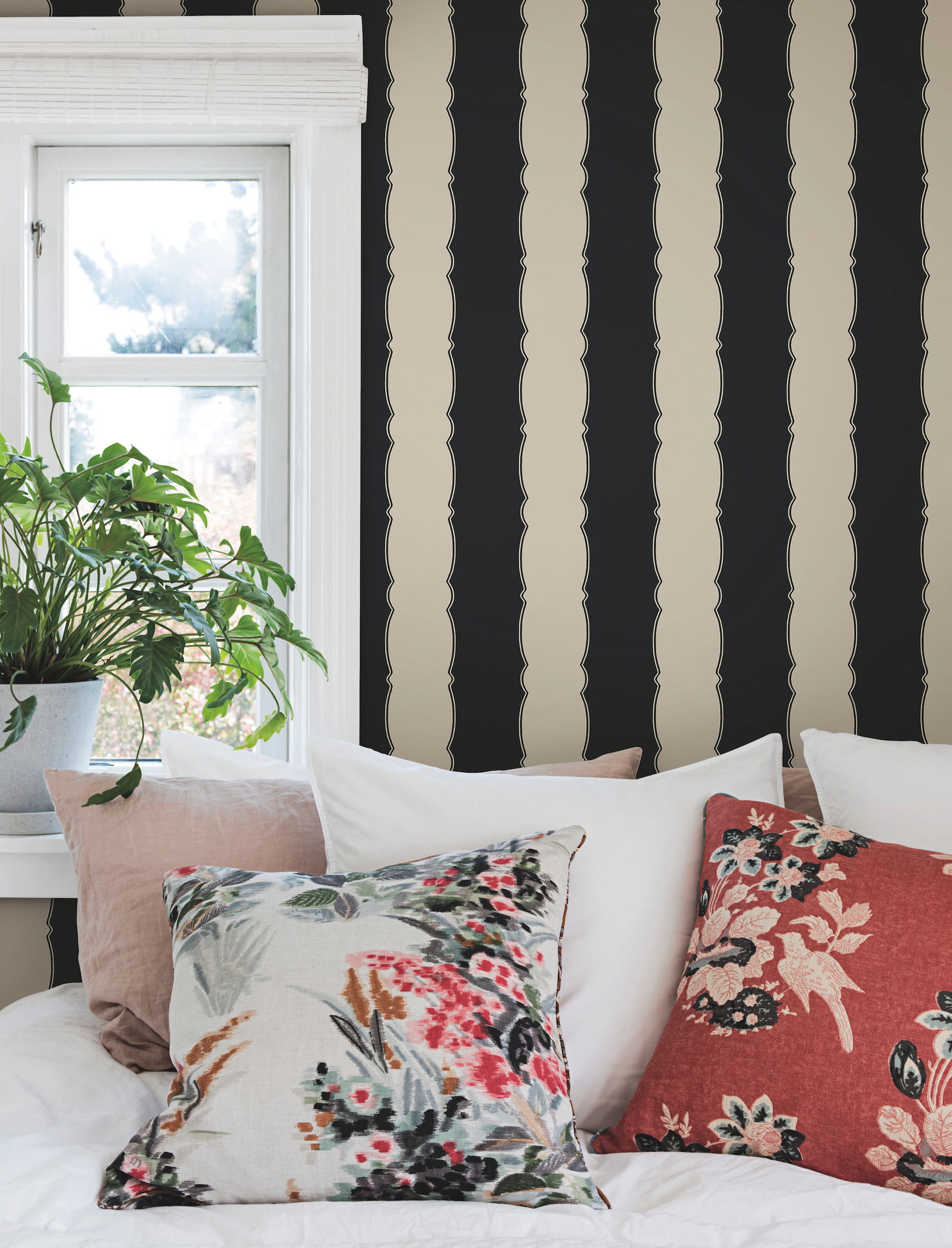 Scalloped Stripe Black Wallpaper large image 