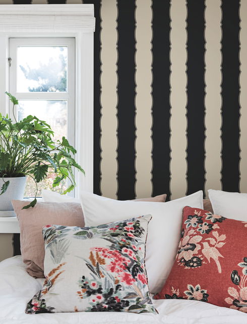 Scalloped Stripe Black Wallpaper
