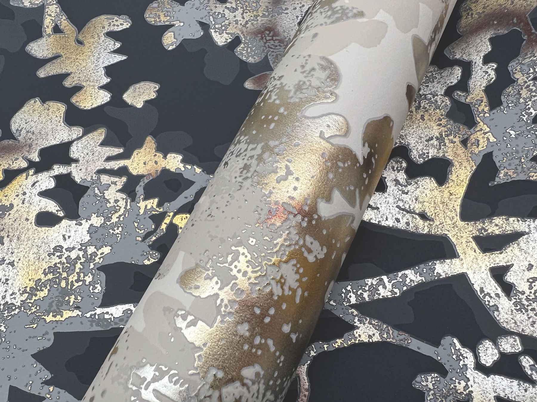 Shimmering Foliage Black Wallpaper large image 
