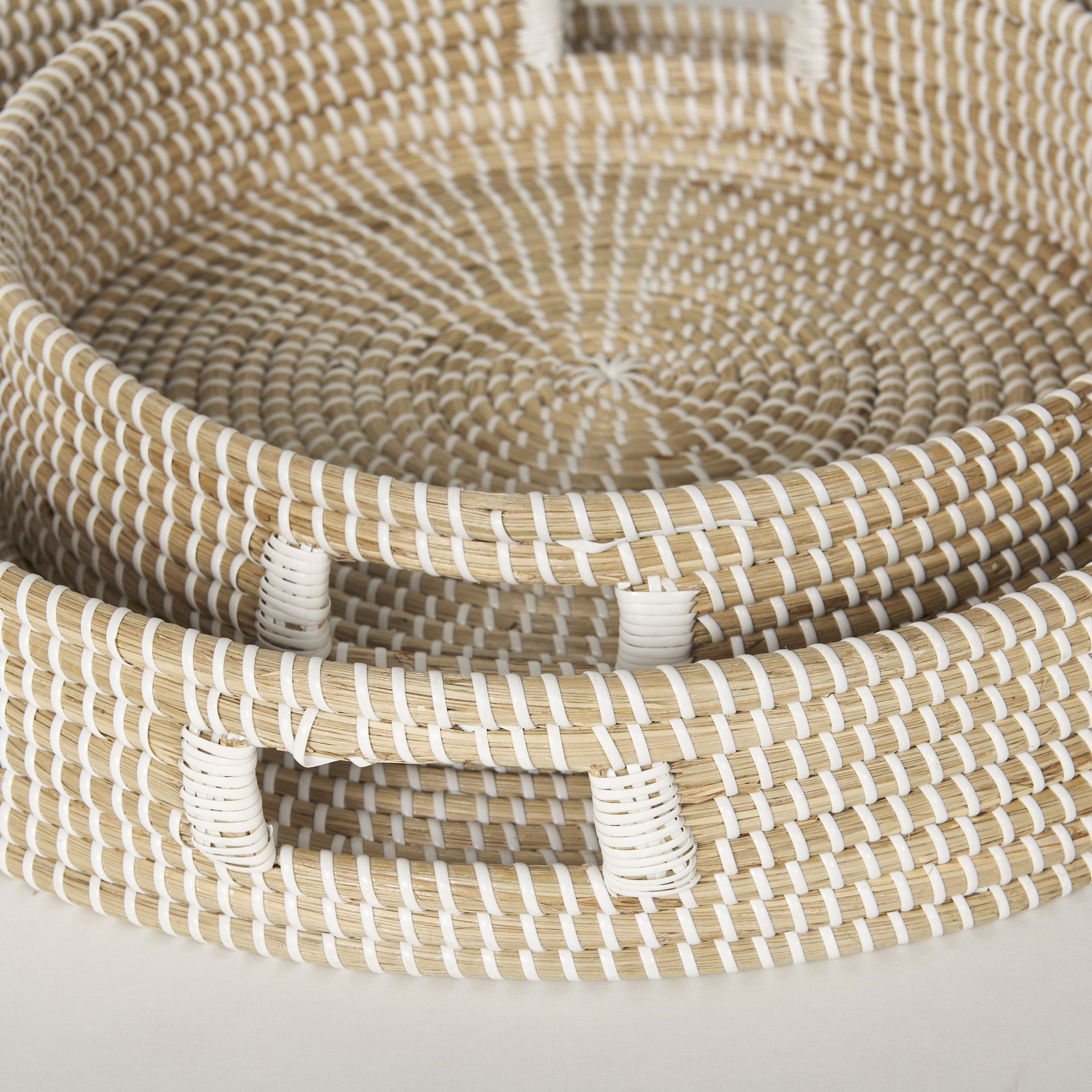 Kalama Set of 2 Large Round Seagrass Trays with Handles, Decorative Tray by Mercana, 22.05" length x 22.05" width x 3.94" height View 7