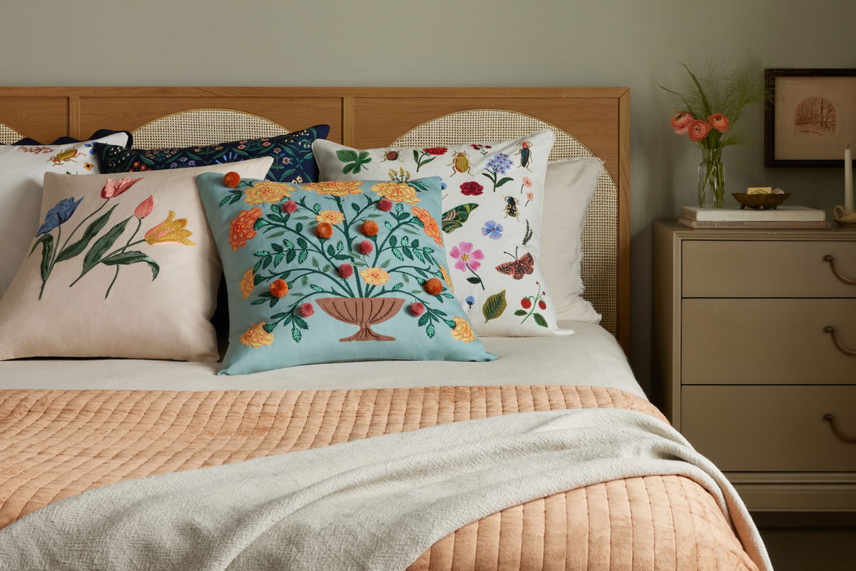 Rifle Paper Co. x Loloi Tulips Pillow, Decorative Pillow, 22" length x 22" width View 3