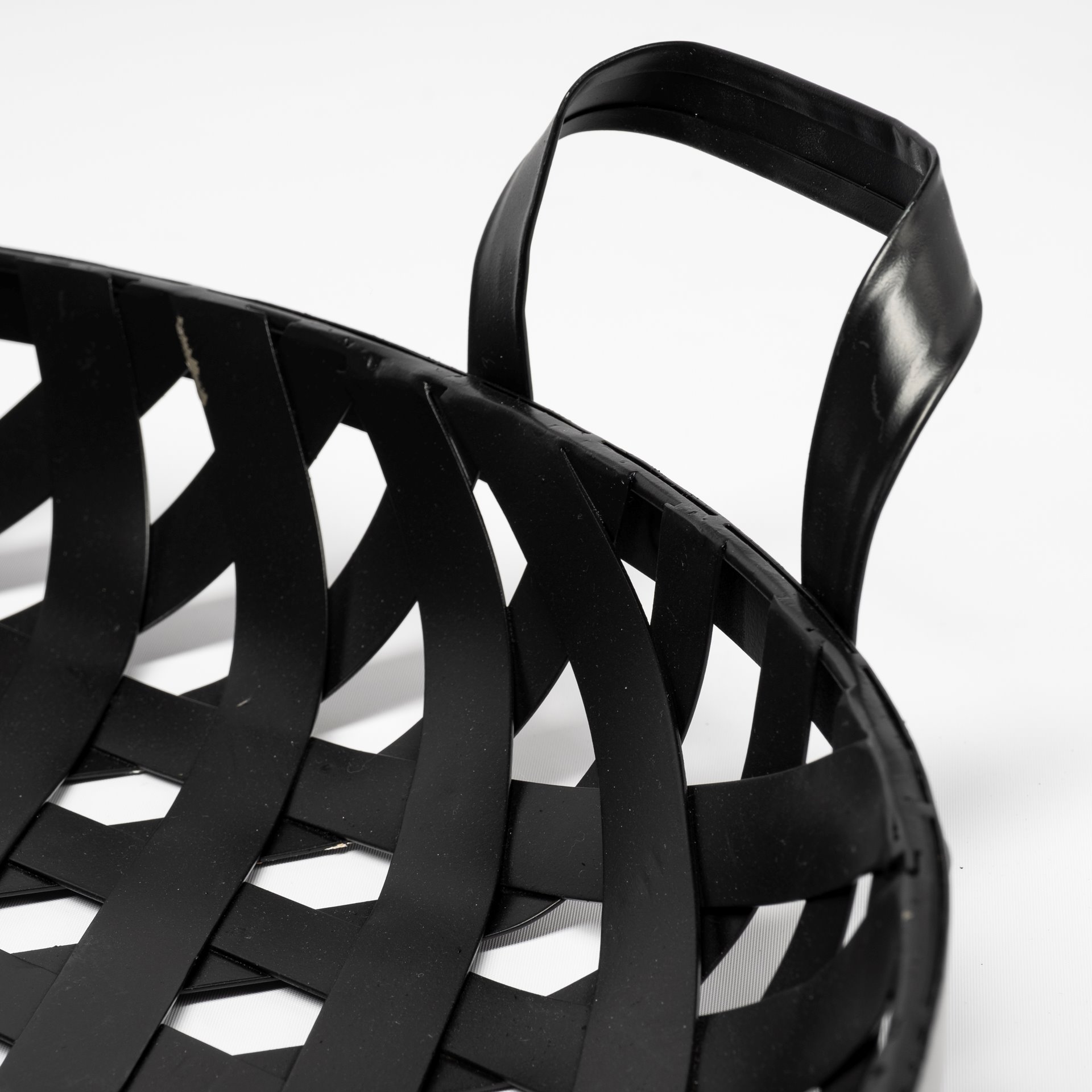 Lito (Set of 2) Black Woven Metal Round Serving Trays, Decorative Tray by Mercana, 26.77" length x 23.82" width x 5.51" height View 8