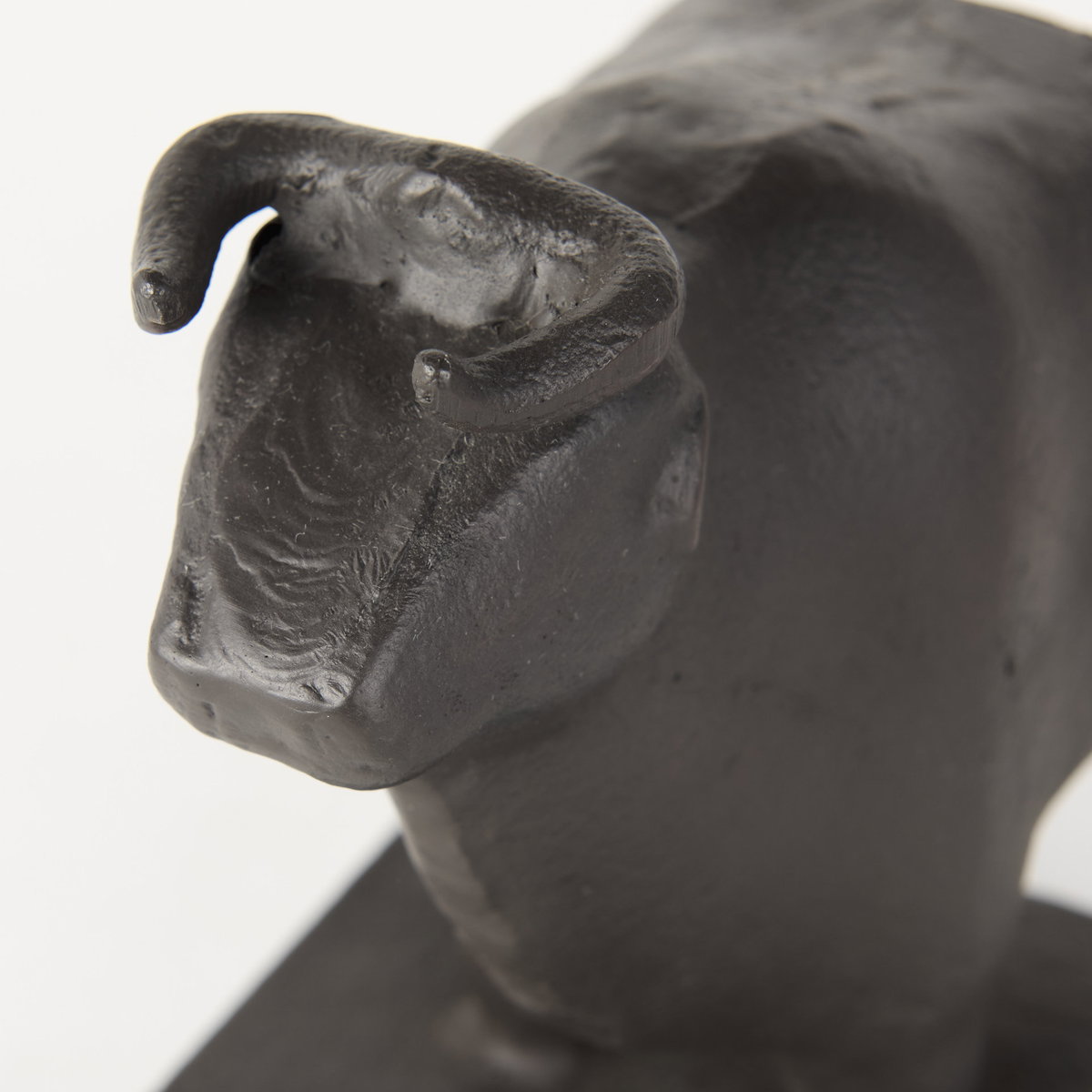 Taurus III (Set of 2) 9L x 4W Black Cast Aluminum Bull Bookends, by Mercana, 9" length x 4.25" width x 6.75" height View 8
