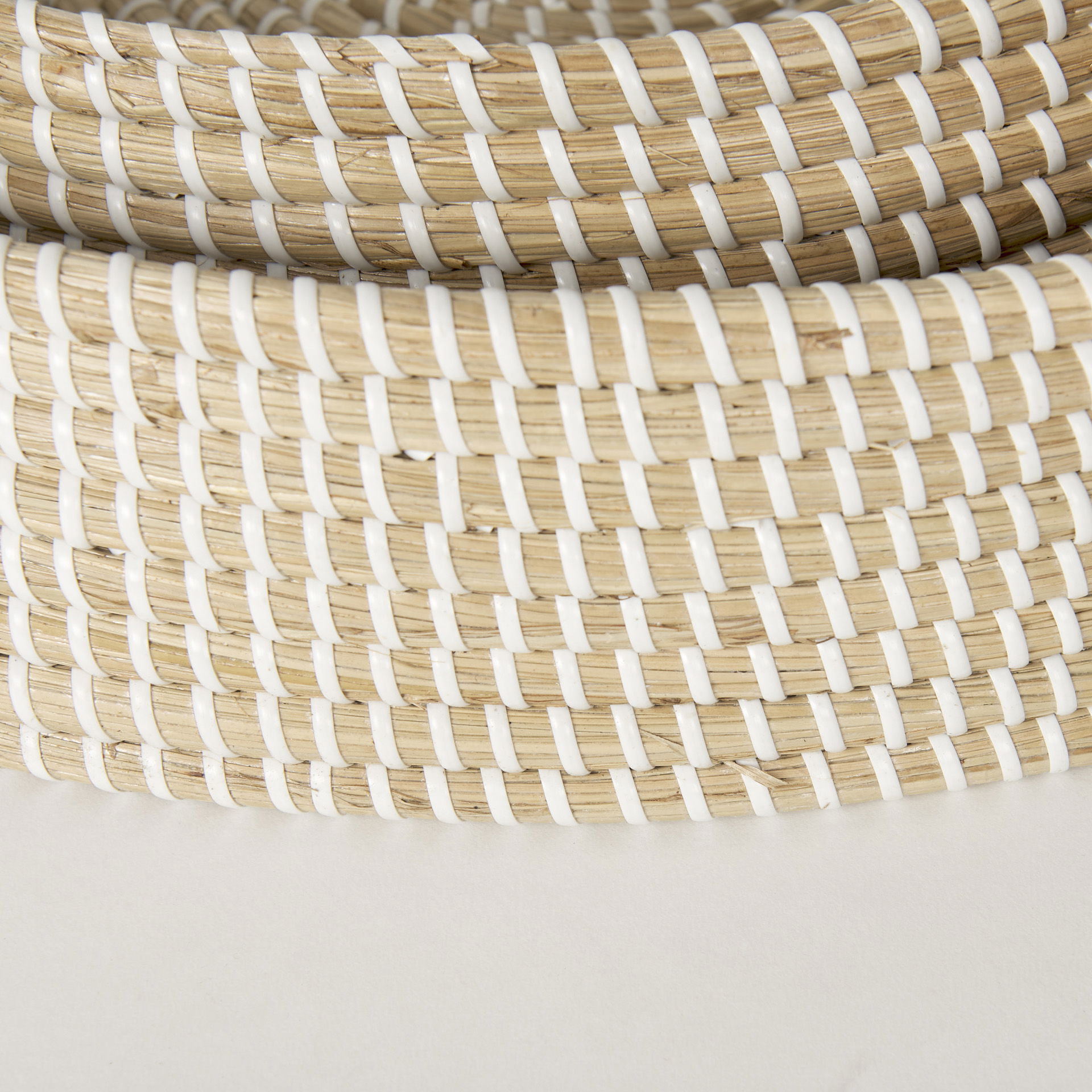 Kalama Set of 2 Large Round Seagrass Trays with Handles, Decorative Tray by Mercana, 22.05" length x 22.05" width x 3.94" height View 8