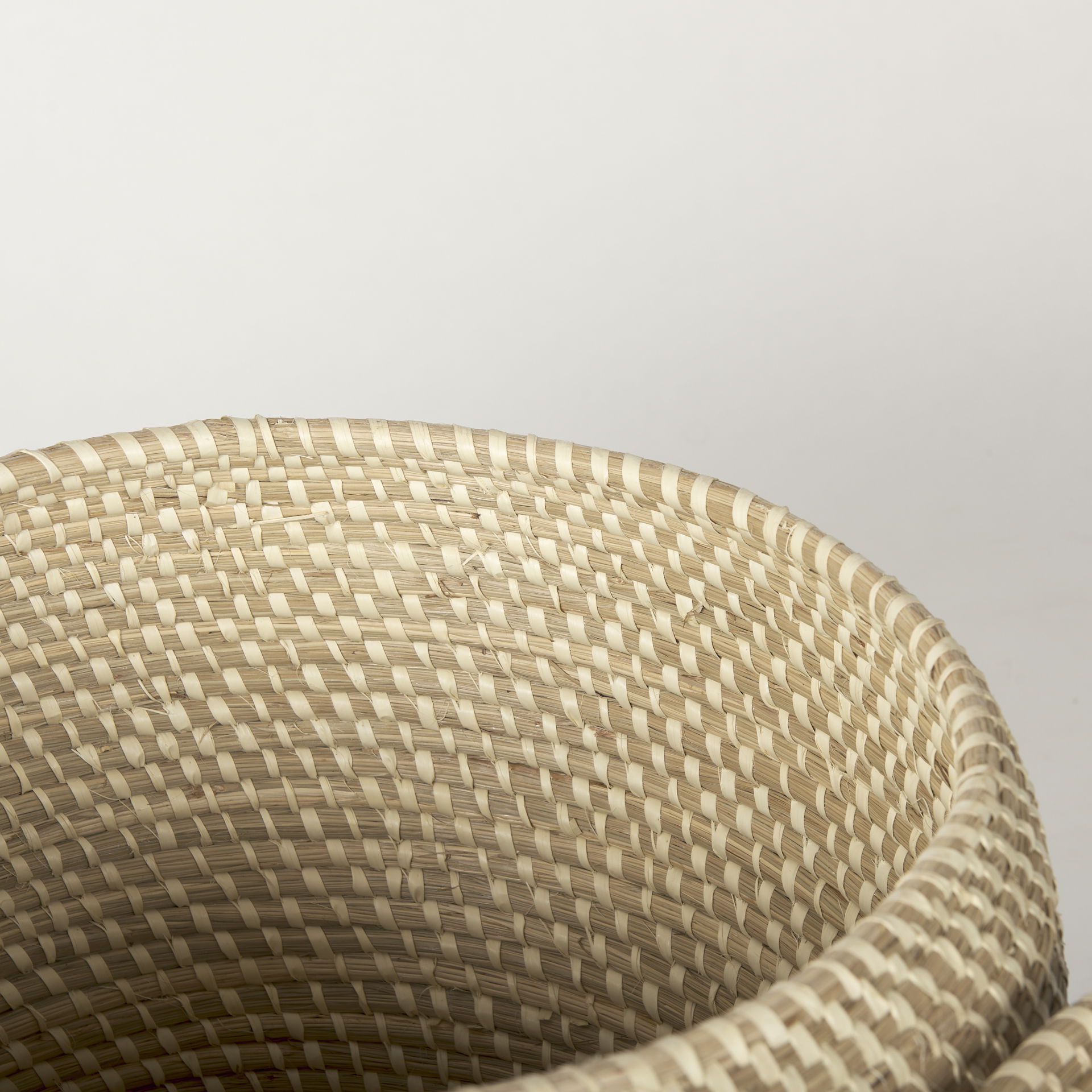 Kalopa Set of 2 Seagrass Floor Baskets with Flat Handled Lid, Bins & Basket by Mercana, 13" length x 13" width x 15.7" height View 9