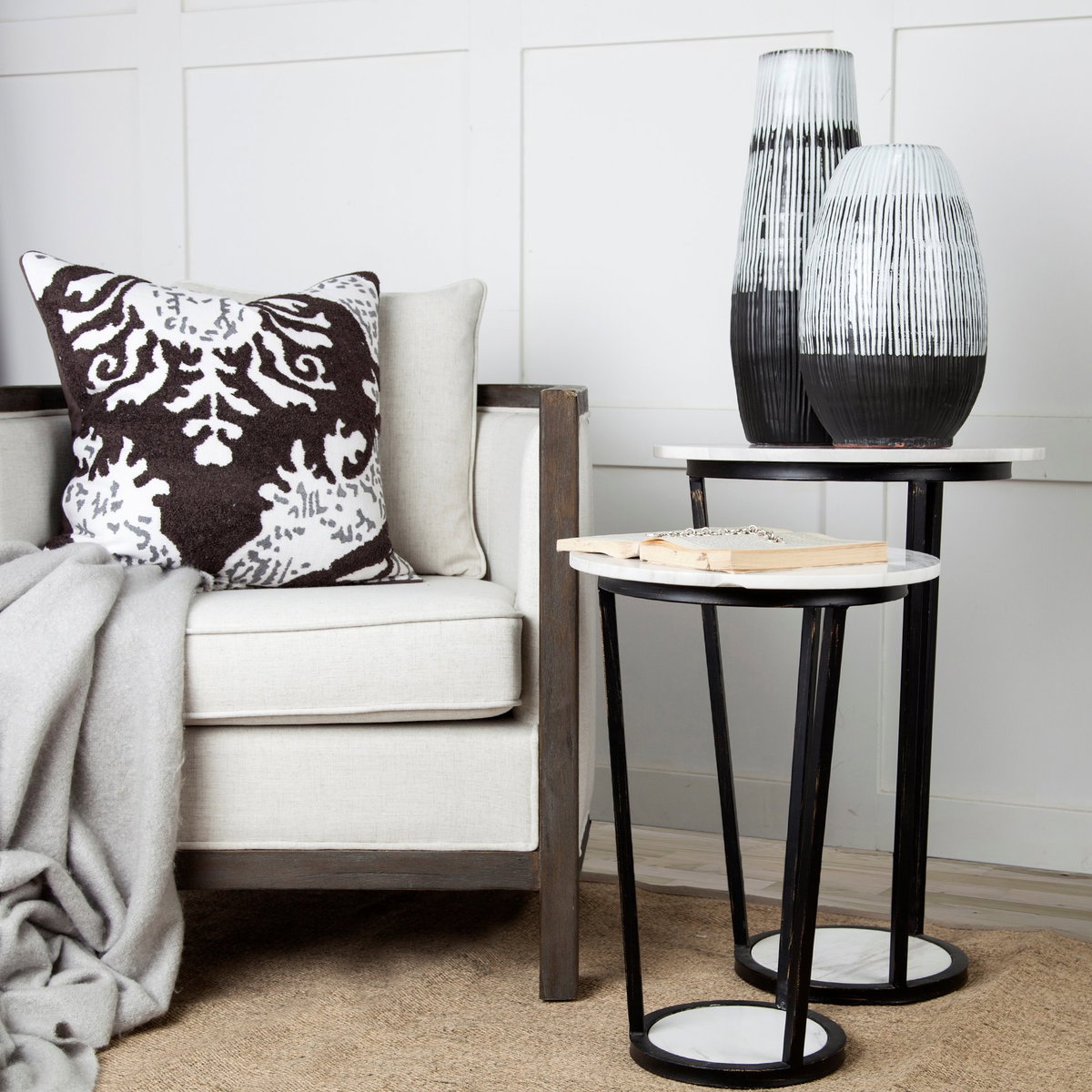 Bombola II (Large) 18L x 18W White Round Marble Top with Black Metal Frame Accent Table, Side & End Table by Mercana, 18" length x 18.11" width x 25.2" height View 3