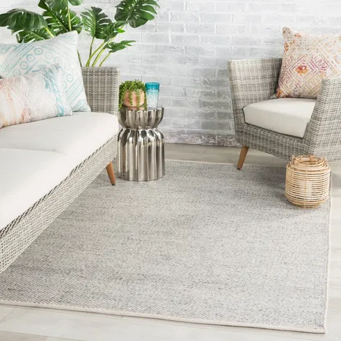 Lamanda Indoor/ Outdoor Solid Light Gray/ Ivory Area Rug