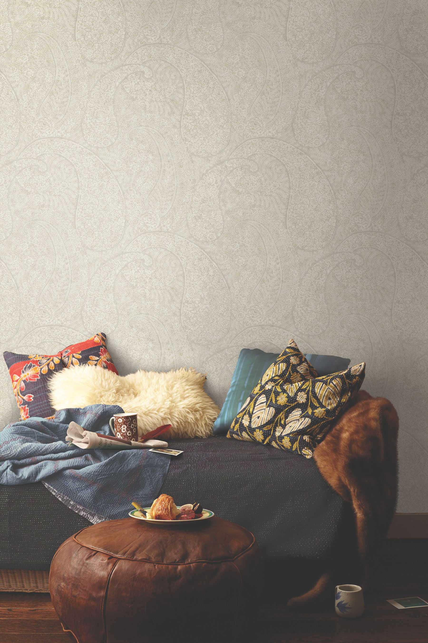 Kashmir Dreams Paisley Off White Wallpaper large image 
