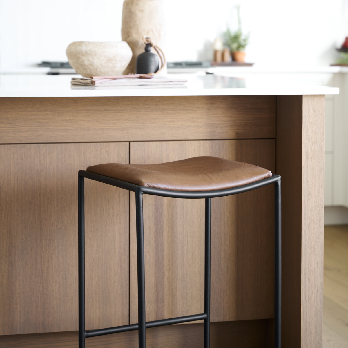 Taniel Backless 27.25in Seat Counter Stool | Brown Leather with Metal, Counter & Bar Stool by Mercana, 18" length x 16" width x 27.75" height View 3