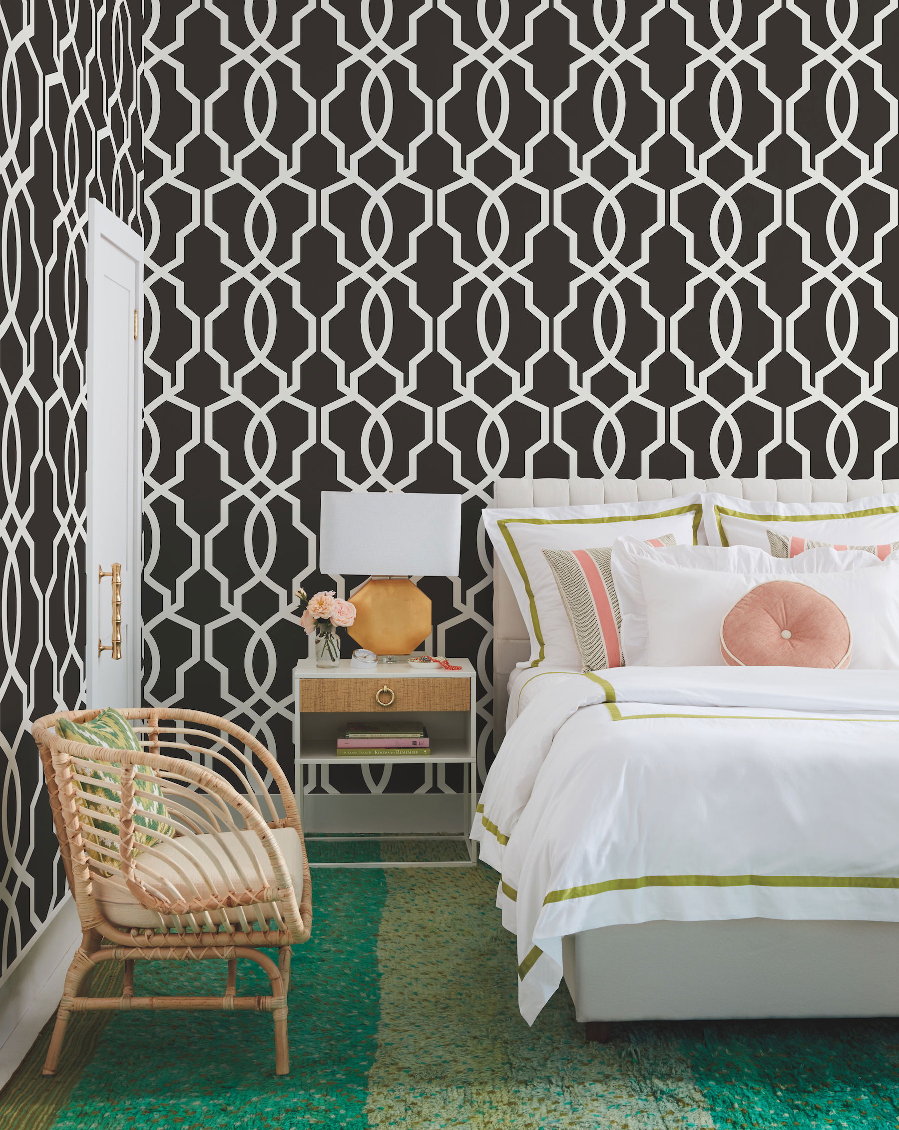 Hourglass Trellis White Wallpaper large image 