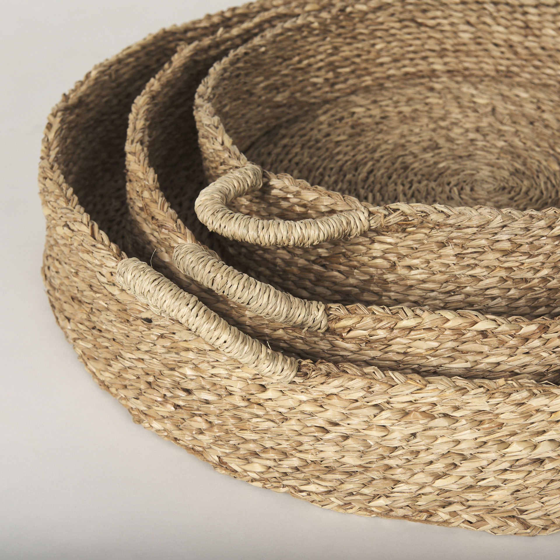 Ulana Set of 3 Round Nesting Seagrass Trays with Loop Handles, Decorative Tray by Mercana, 26.38" length x 26.38" width x 3.94" height View 7