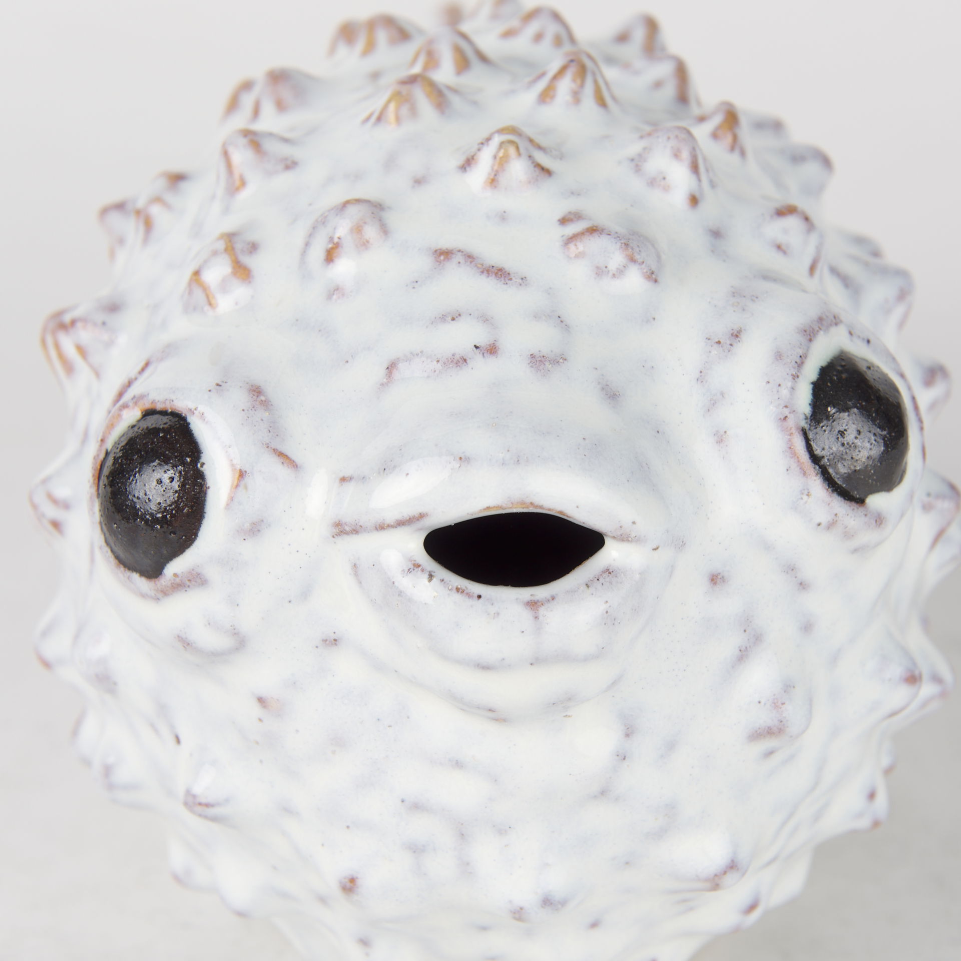 Spike II (Large) 10L x 6W Off-White Ceramic Puffer Fish large image 