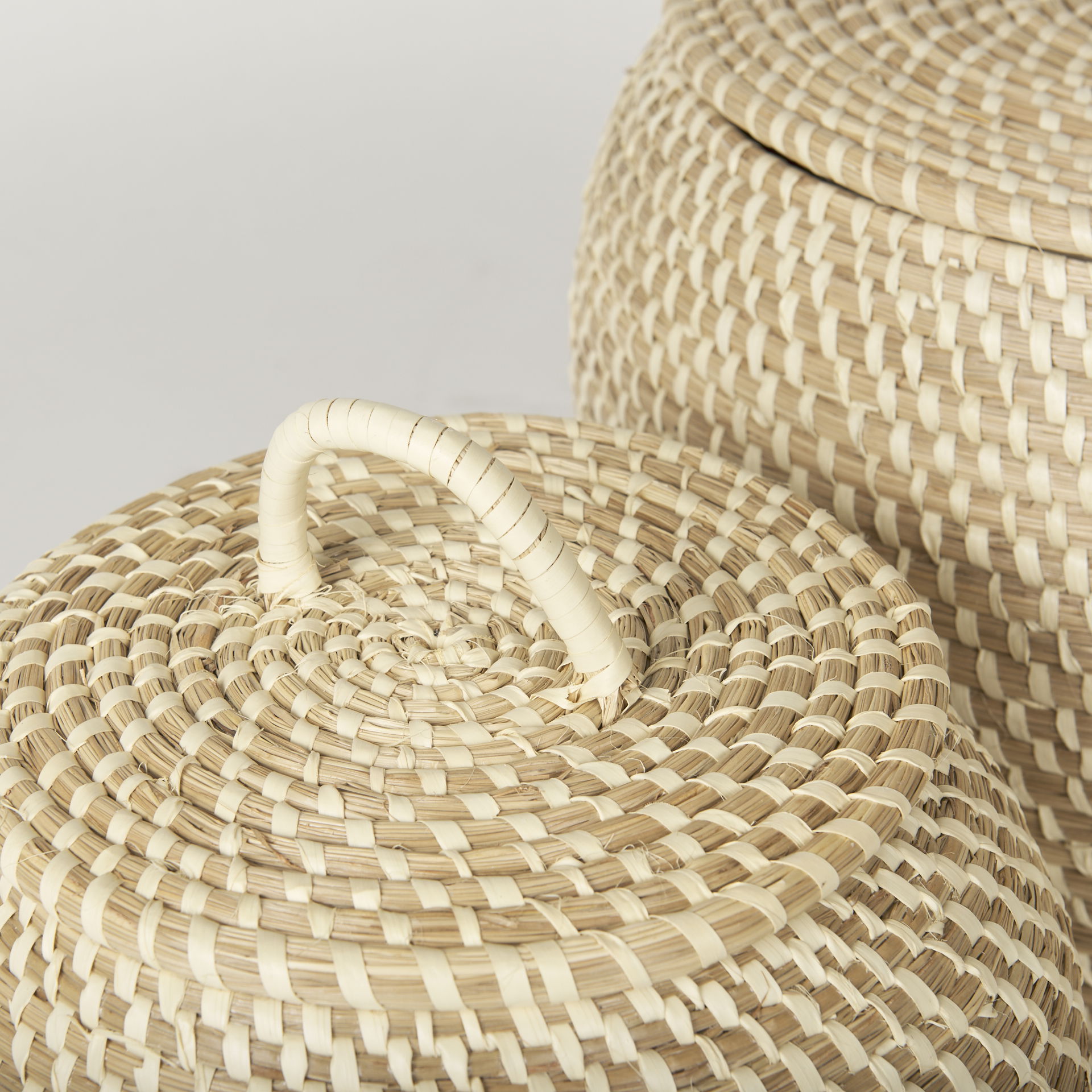 Kalopa Set of 2 Seagrass Floor Baskets with Flat Handled Lid, Bins & Basket by Mercana, 13" length x 13" width x 15.7" height View 7