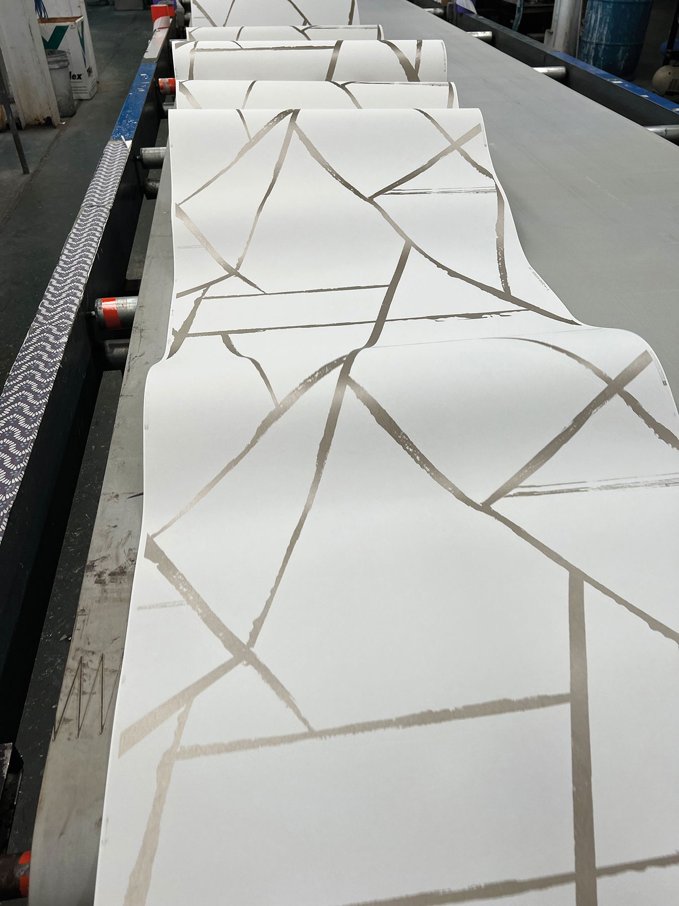 Intersect Beige Metallic Wallpaper large image 