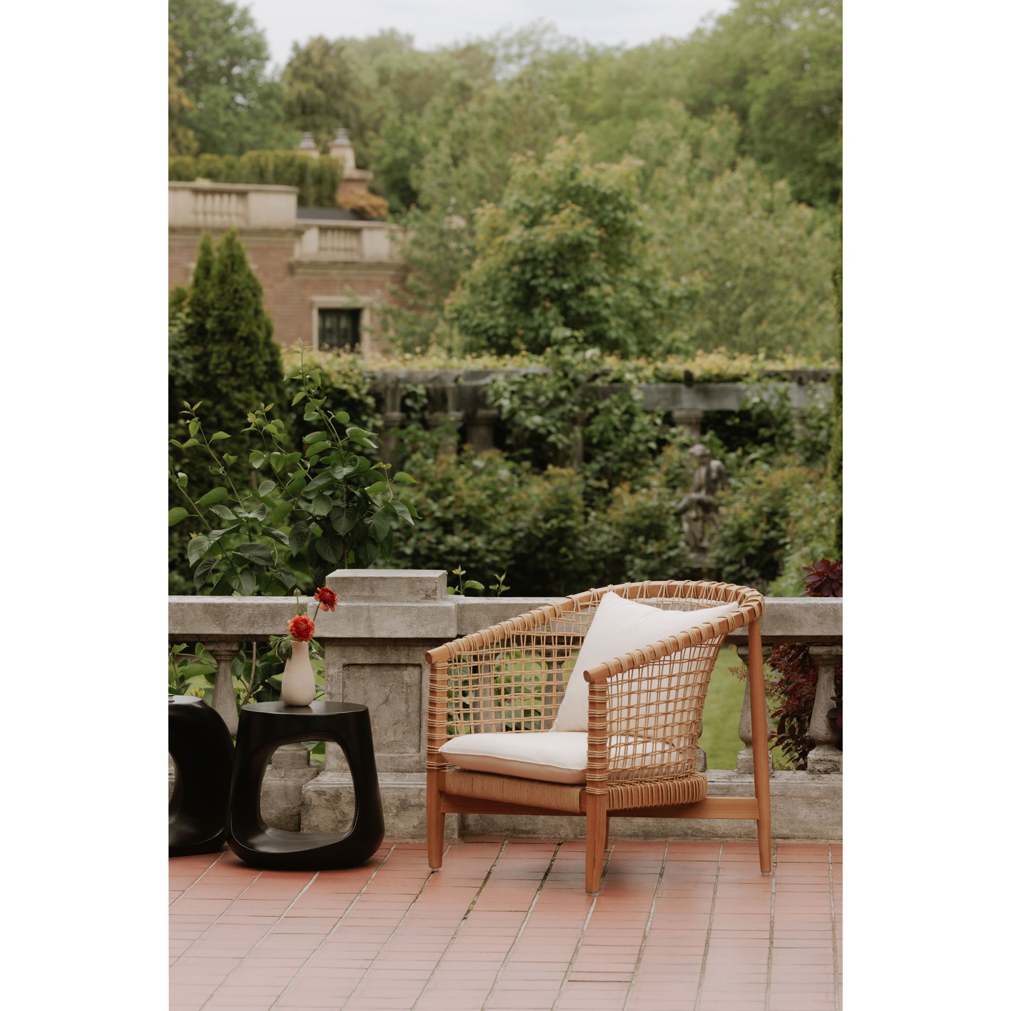 Kuna Outdoor Lounge Chair White, Outdoor Chair by Moe's Home, 2'3.5" width x 2'8" height x 2'6" depth View 6