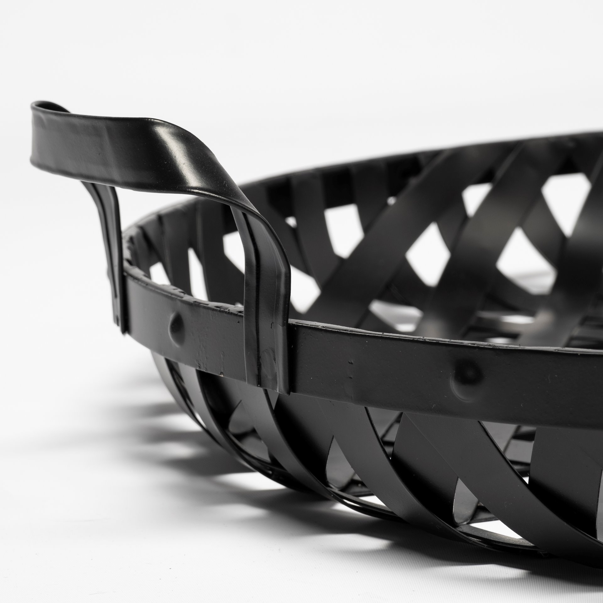 Lito (Set of 2) Black Woven Metal Round Serving Trays, Decorative Tray by Mercana, 26.77" length x 23.82" width x 5.51" height View 6