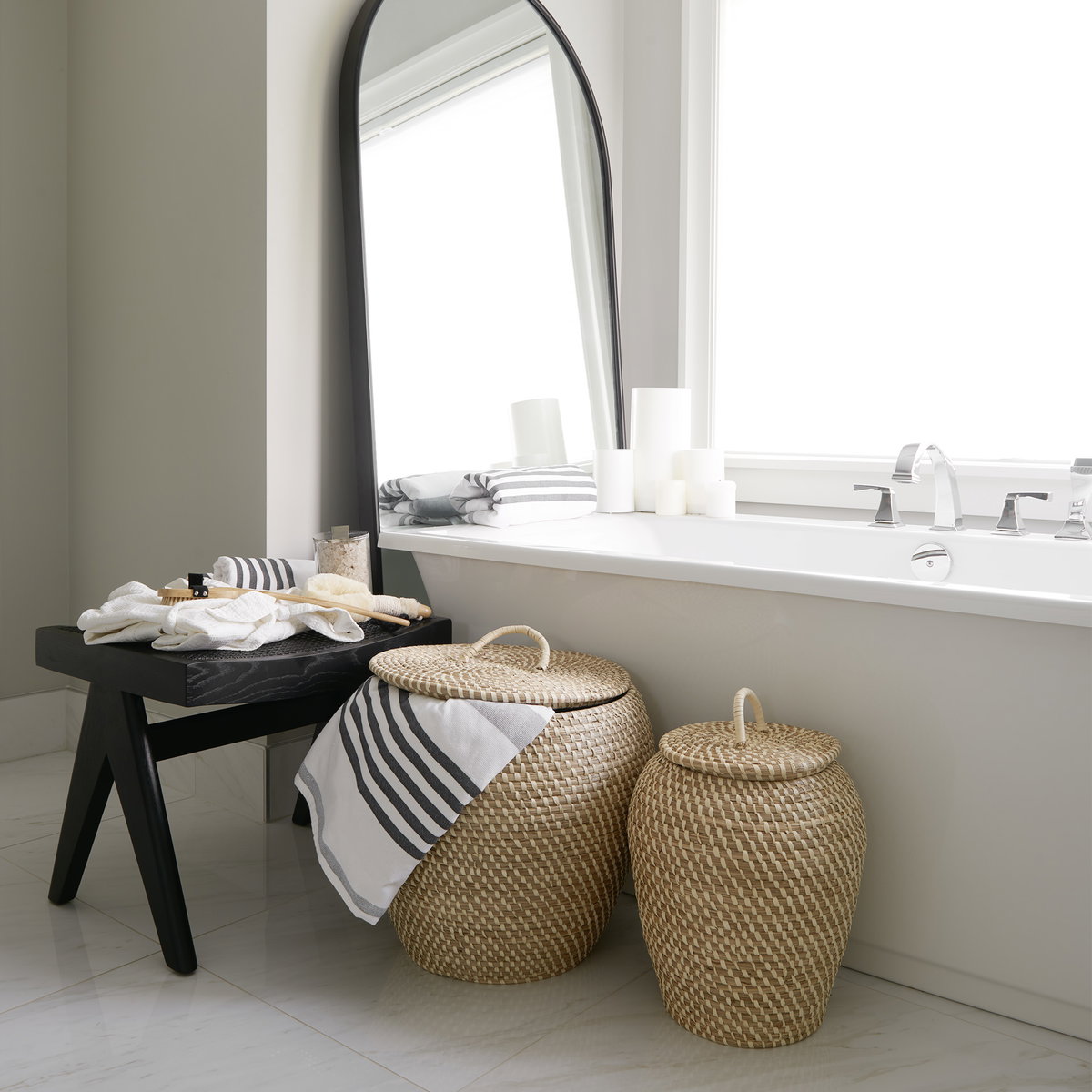 Kalopa Set of 2 Seagrass Floor Baskets with Flat Handled Lid, Bins & Basket by Mercana, 13" length x 13" width x 15.7" height View 2
