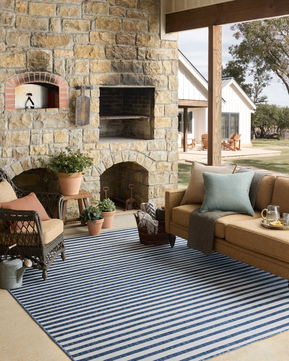 Loloi Easton Rug, 1'6" length x 1'6" width View 3